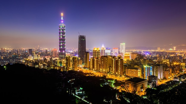 Photo illuminated buildings in city at night