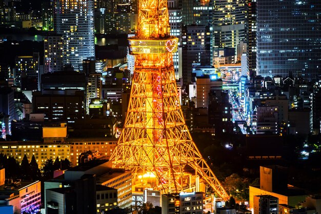 Foto edifici illuminati in città di notte