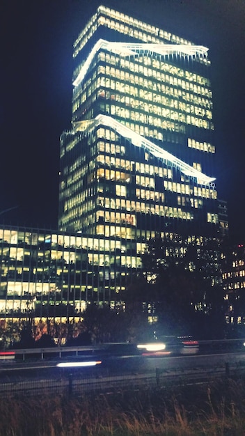 Photo illuminated buildings in city at night