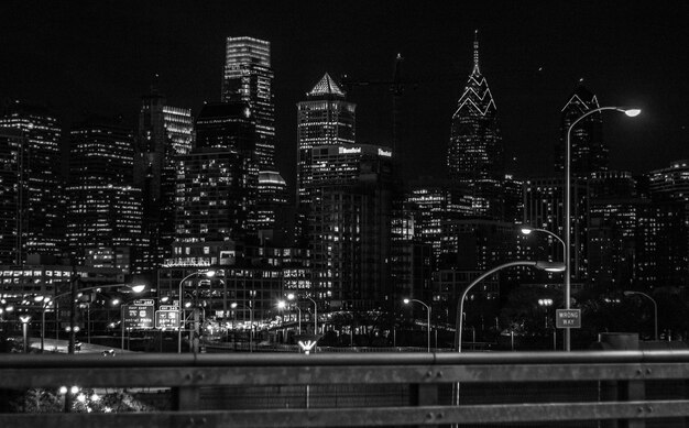 Photo illuminated buildings in city at night