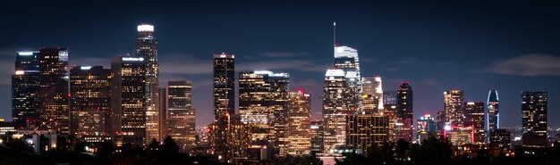 Photo illuminated buildings in city at night