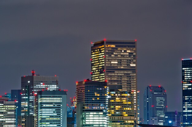 Photo illuminated buildings in city at night