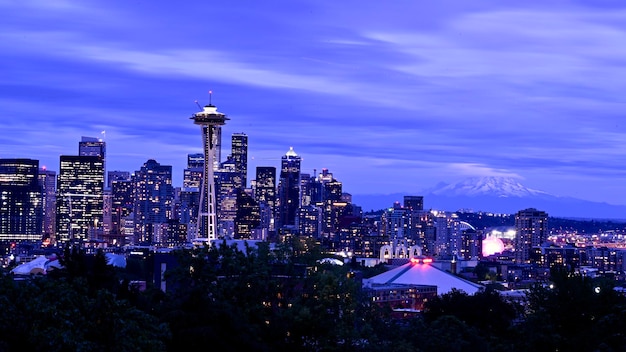 Photo illuminated buildings in city at night