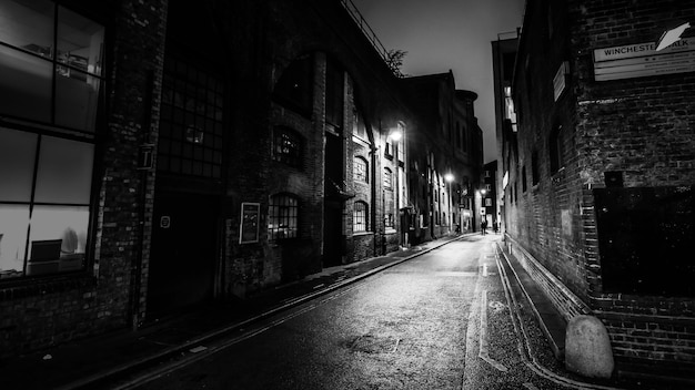 Photo illuminated buildings in city at night