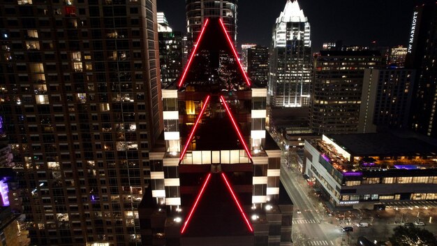 Foto edifici illuminati in città di notte