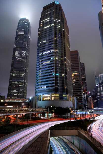 Photo illuminated buildings in city at night