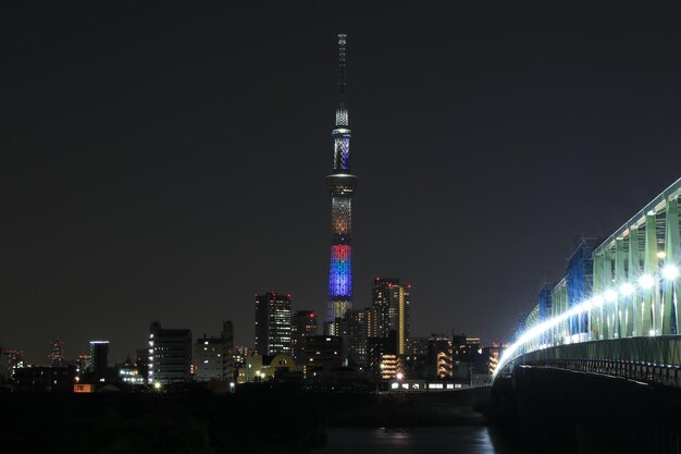 Photo illuminated buildings in city at night