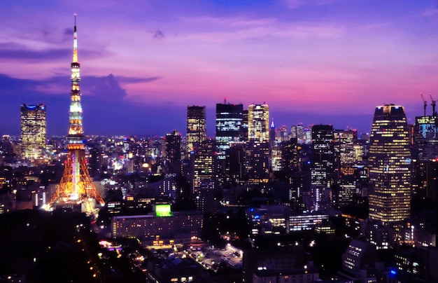 Photo illuminated buildings in city at night