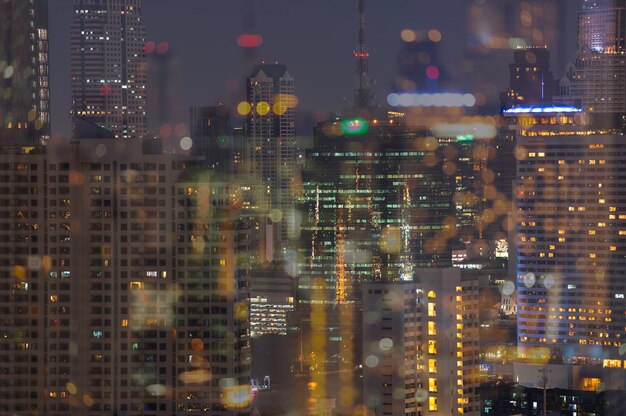 Photo illuminated buildings in city at night