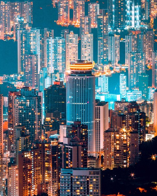 Photo illuminated buildings in city at night