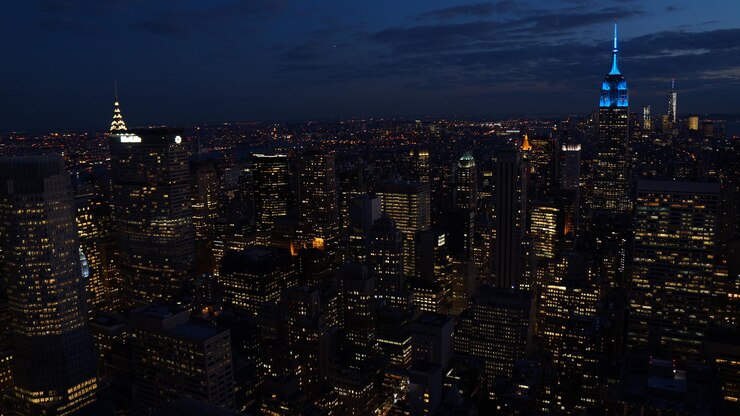 Photo illuminated buildings in city at night