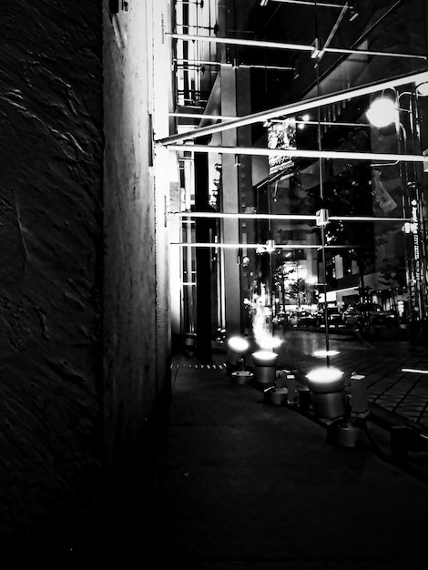 Photo illuminated buildings in city at night