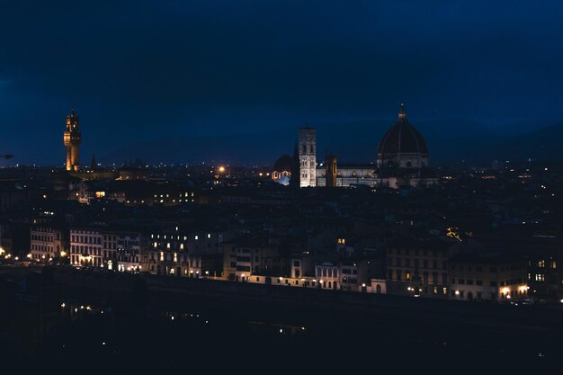 Foto edifici illuminati in città di notte