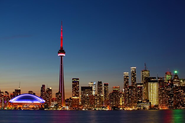 Photo illuminated buildings in city at night