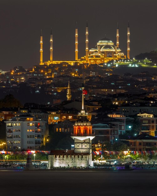 Photo illuminated buildings in city at night