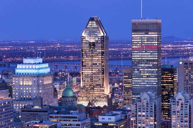 Photo illuminated buildings in city at night