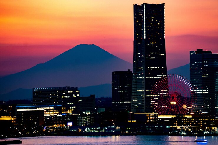 Photo 夜の市内の照らされた建物と富士山