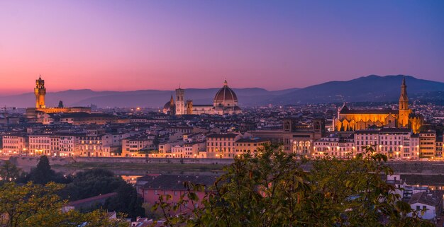 Foto edifici illuminati in città al tramonto