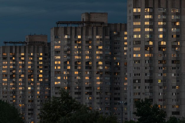 Освещенные здания в городе