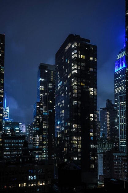 写真 夜空に照らされた街の建物