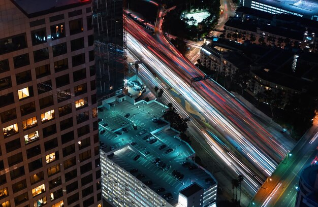 写真 夜空に照らされた街の建物