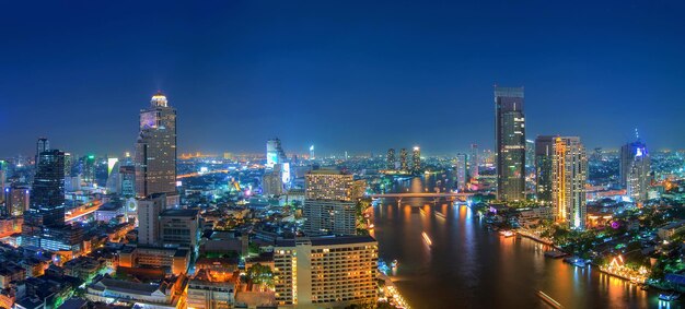 写真 夜空に照らされた街の建物