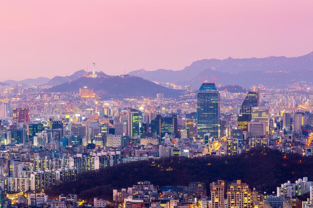 写真 空に照らされた街の建物