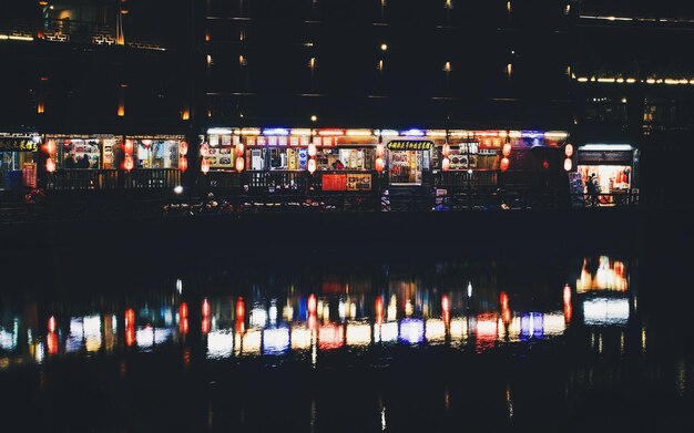 写真 夜街の照らされた建物