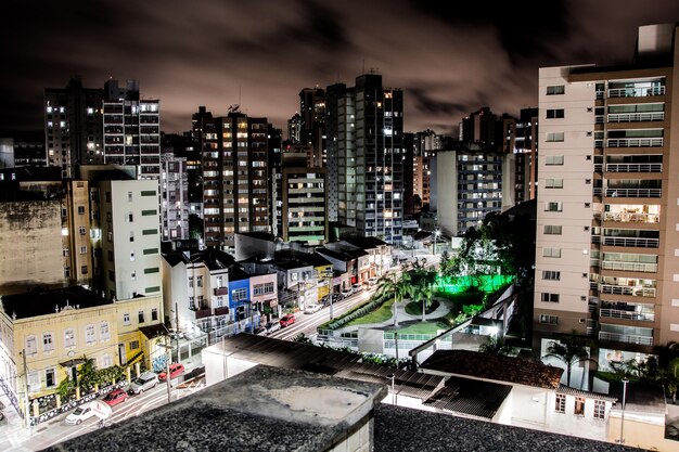 写真 夜街の照らされた建物