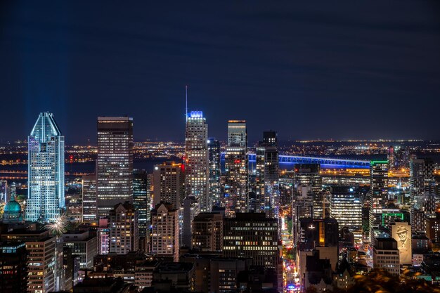 写真 夜街の照らされた建物