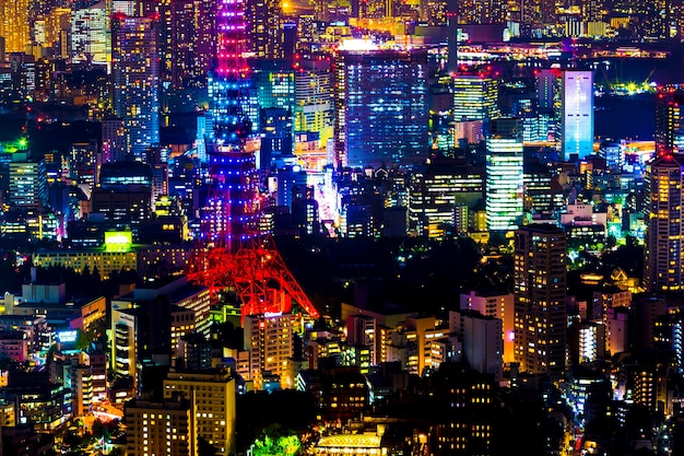 写真 夜街の照らされた建物