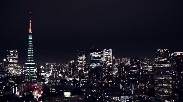 写真 夜街の照らされた建物