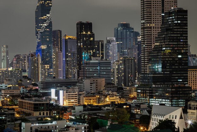 写真 夜 ⁇ 街の照らされた建物 ⁇