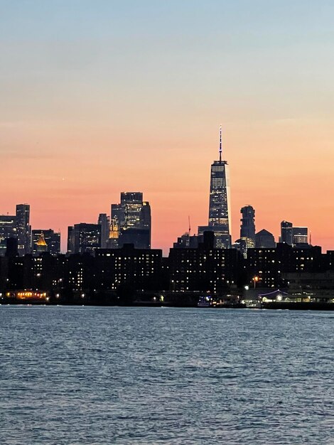 写真 夕暮れの街の照らされた建物