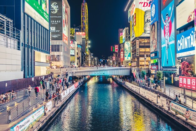 写真 街の照らされた建物夜のオサカのカネル