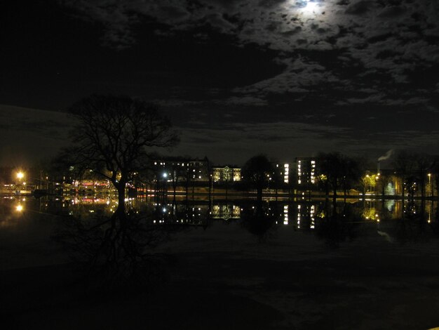 Photo illuminated buildings at night