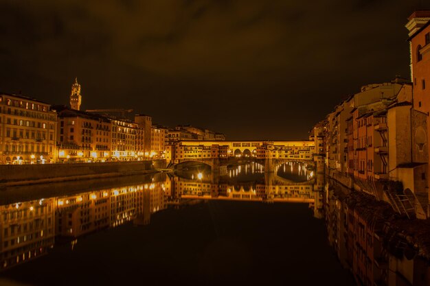 Foto edifici illuminati in acqua