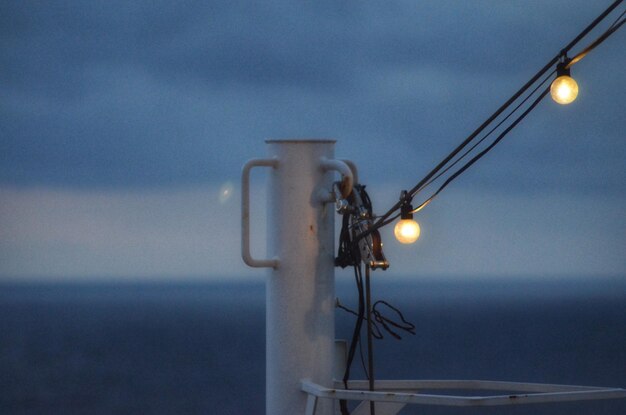 写真 空に向かって海でクルーズ船で照らされた電球