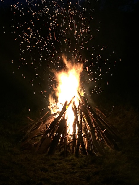 Photo illuminated burning bonfire in dark