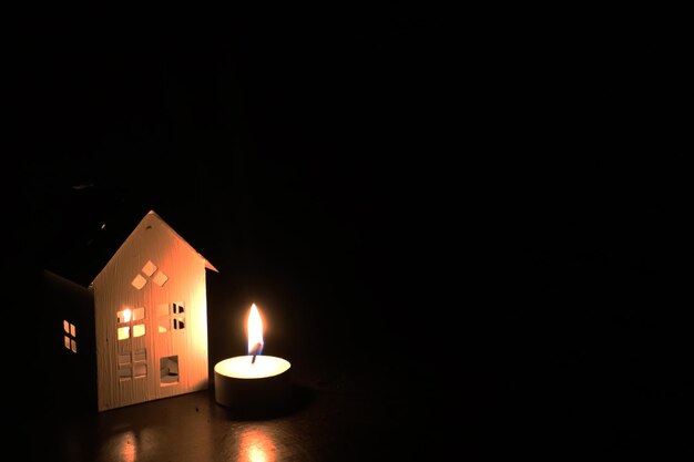 Photo illuminated candles on black background