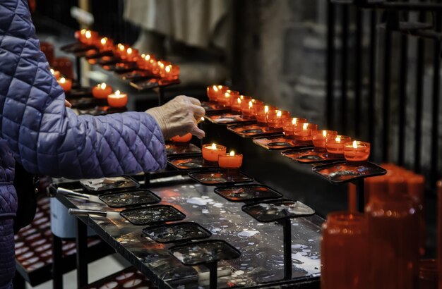 Foto candele accese nel tempio