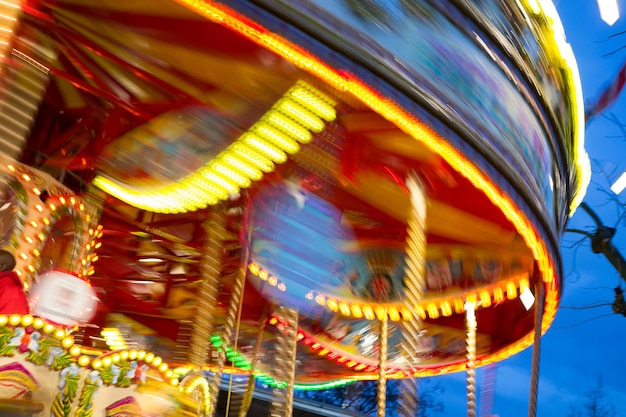 写真 夜に照らされたカルーセル