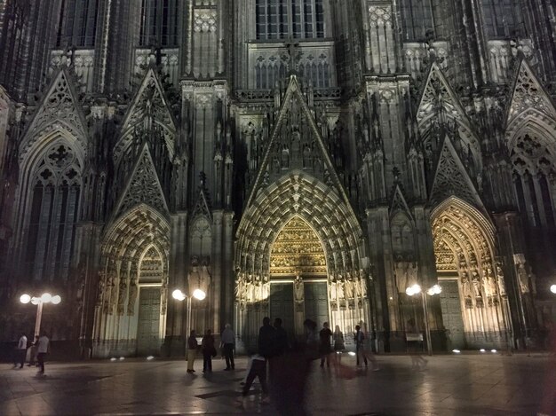 Photo illuminated cathedral at night