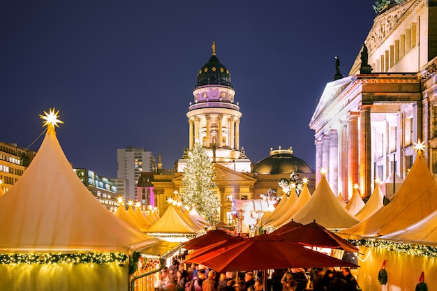 베를린, 독일에서 밤에 Gendarmenmarkt 광장에 조명 된 크리스마스 시장