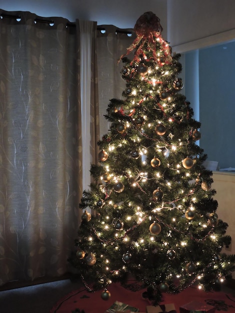 Фото Освещенная рождественская елка дома