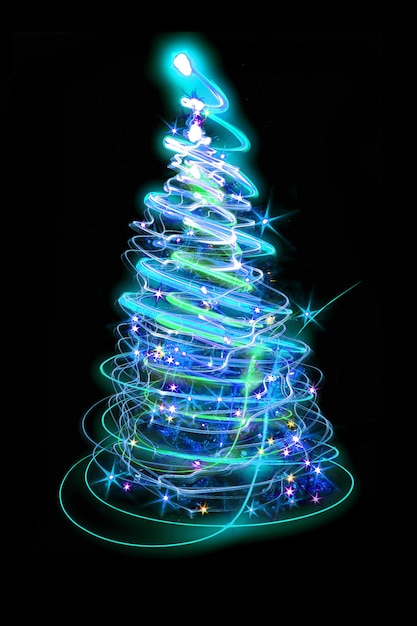 Фото Осветленная рождественская елка ночью