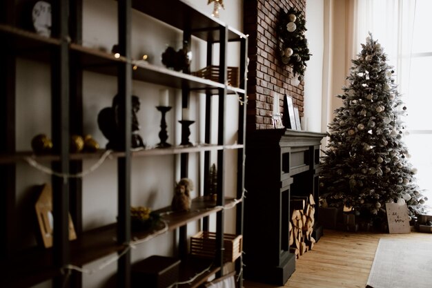 Foto albero di natale illuminato a casa