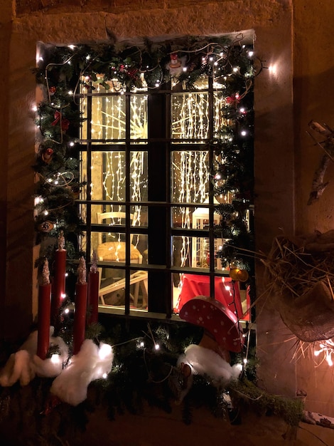 Foto albero di natale illuminato a casa