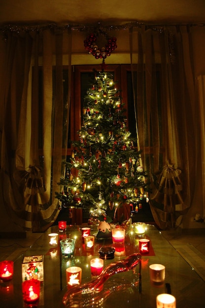 家で照らされたクリスマスツリー