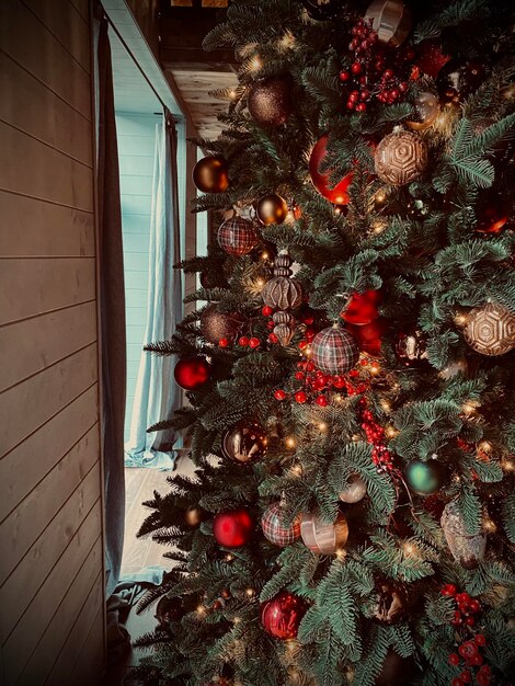 家の中に照らされたクリスマスツリー